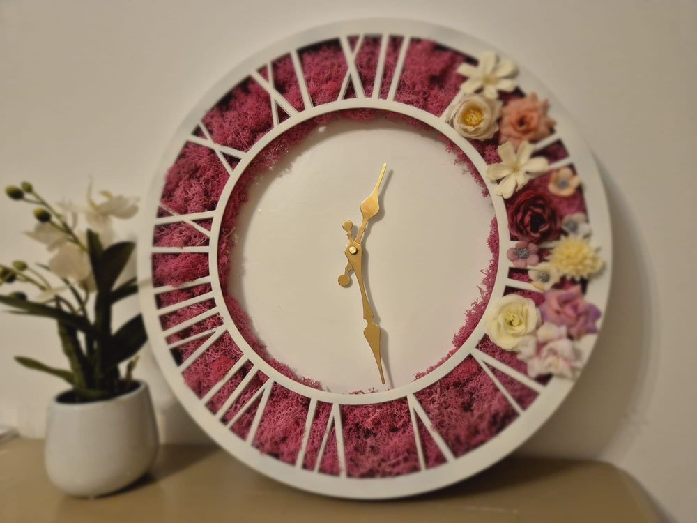 Ceas de perete decorat cu licheni