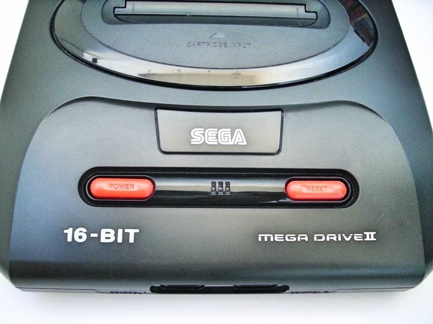 Конзола SEGA Mega Drive II  16-bit оригинал  комплект с  игри