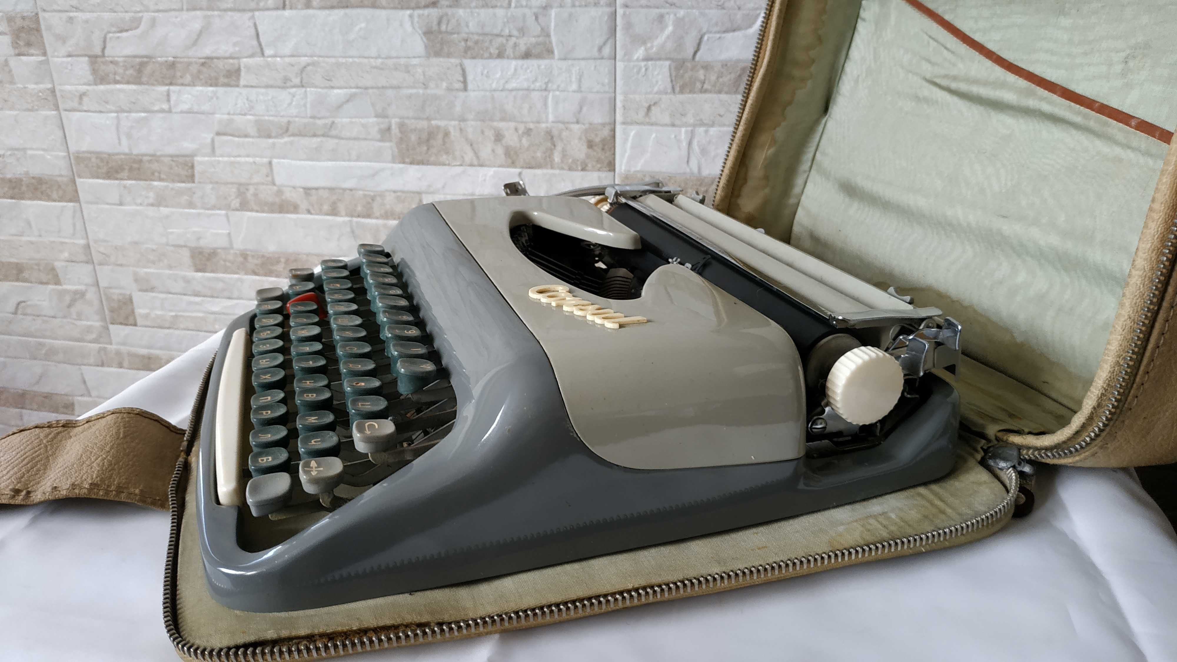 Стара пишеща машина CONSUL 232 - Made in Czechoslovakia - 1962 година