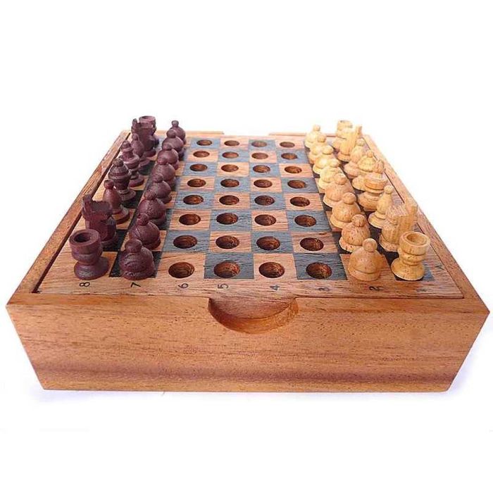 Дървен шах в удобна за пренасяне дървена кутия