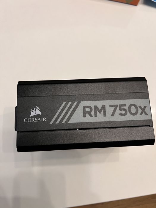 Sursa Corsair RM750X full modulara si Corsair cabluri albe