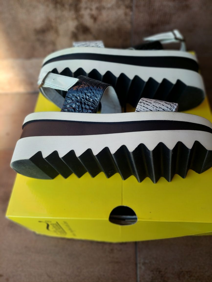 Дамски сандали Gabina и Dr Martens