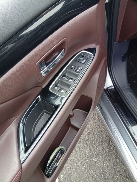 Vând Mitsubishi Outlander Hibrid
