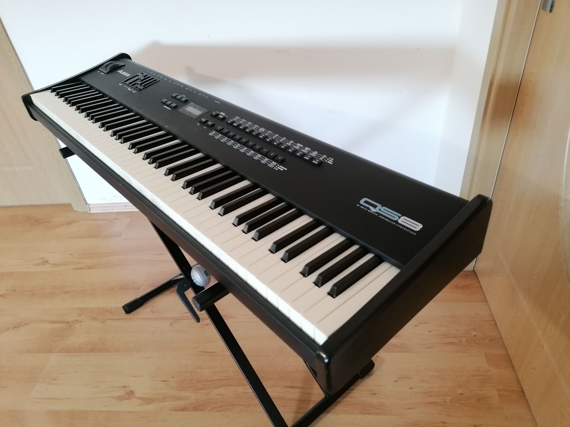 ALESIS QS-8 pian digital profesional midi controller orga