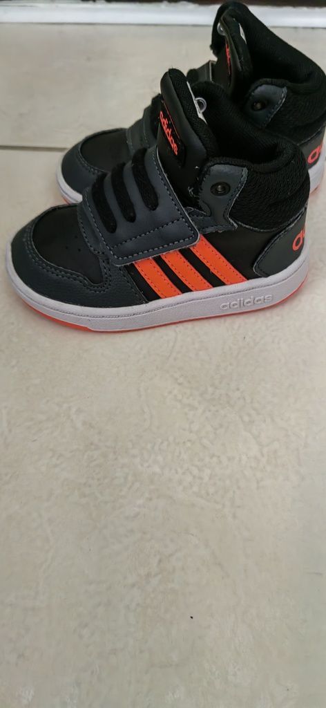 Маратонки              Adidas  hoops