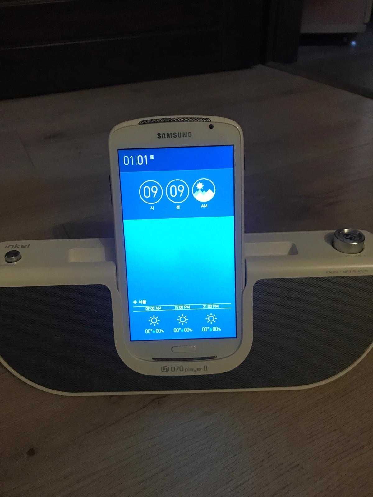 Dock cu difuzoare, încărcător si telefon Samsung Galaxy Player