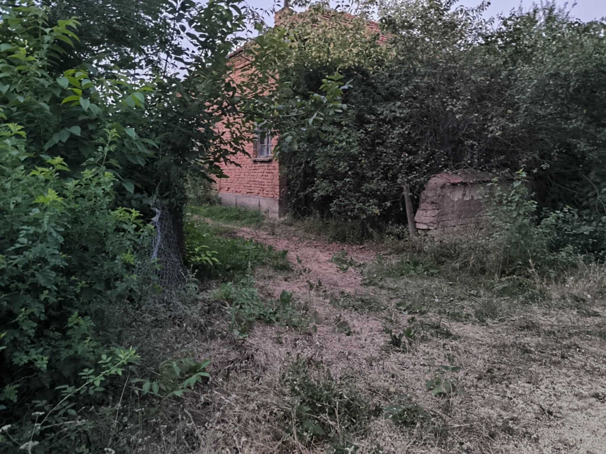 Якимово – Парцел / УПИ  в регулация с къща, ток, вода и ограда