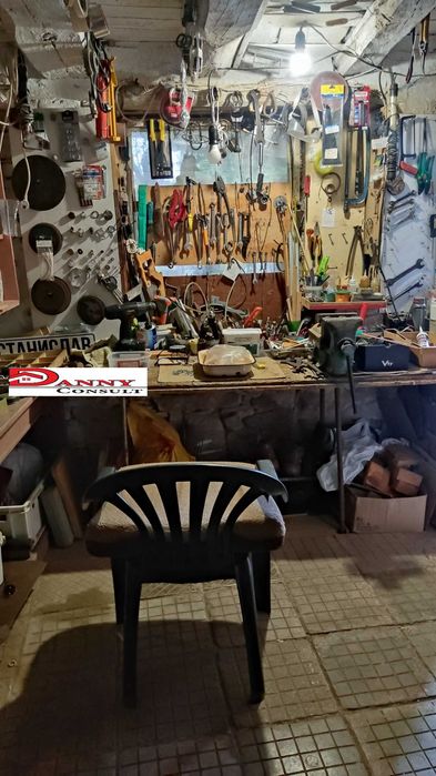 Стара къща с двор и кладенец в с. Балван