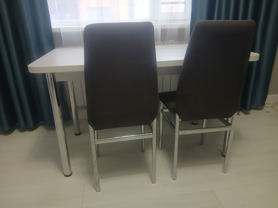 Стол со стульями