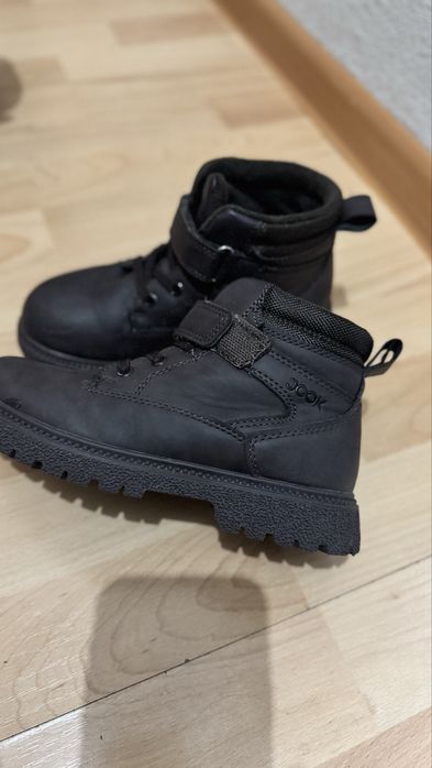 Продам детские ботинки