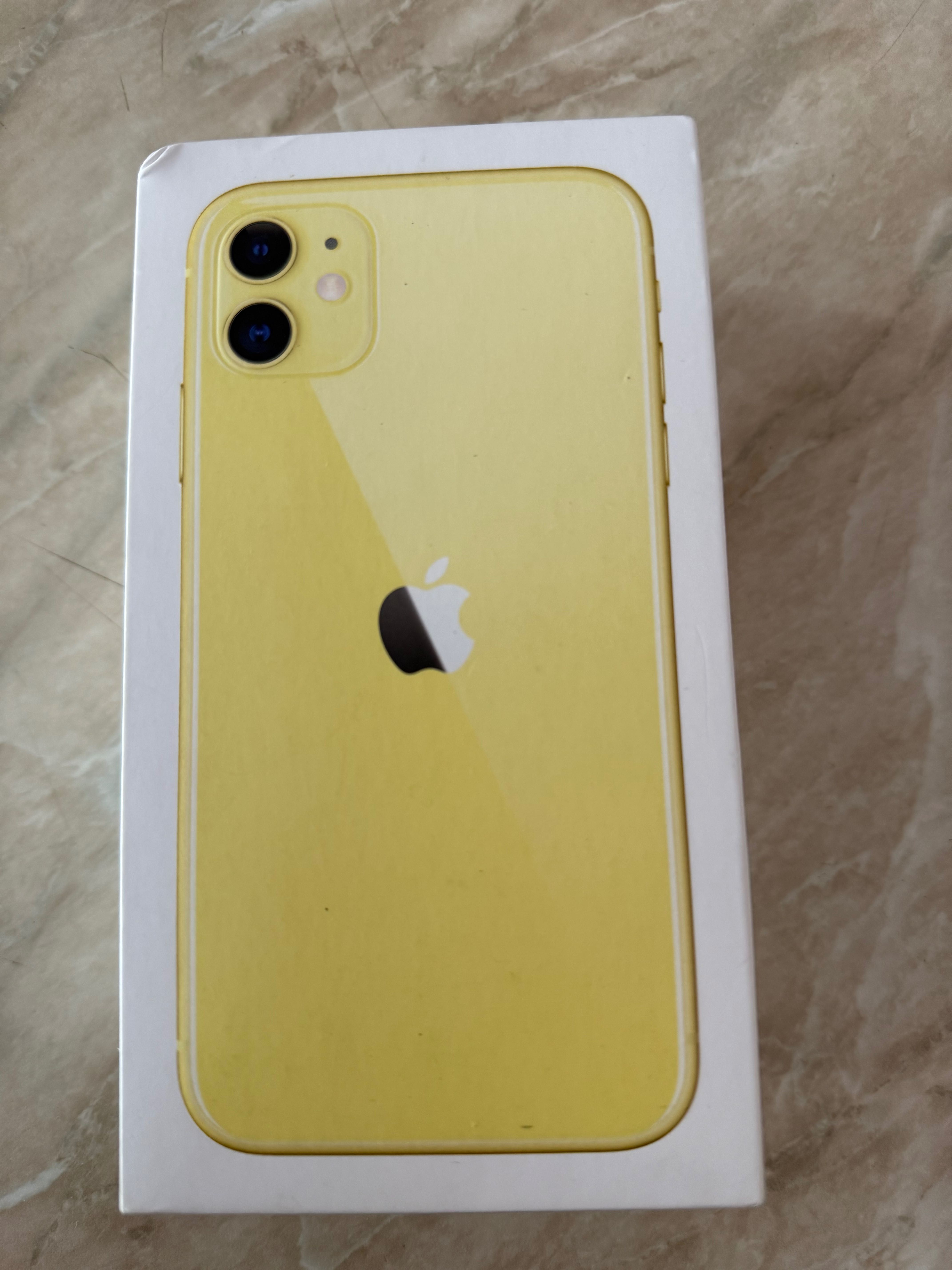iPhone 11 жълт цвят
