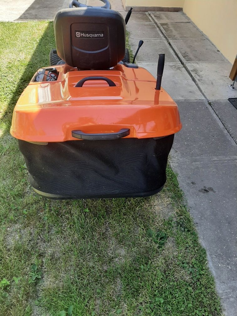 Vând tractoras husqvarna