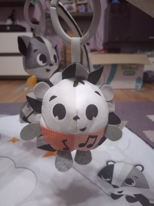 Salteluta de joaca alb negru pentru bebelusi