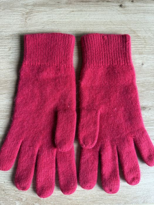 Cashmere hat and gloves Galeries Lafayette