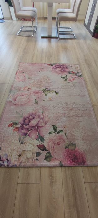 Продавам килим в розово с цветя от Айко 150/80