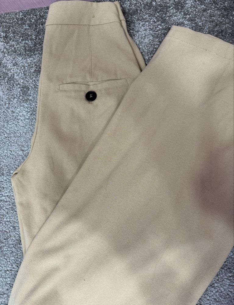 Бежов панталон BERSHKA