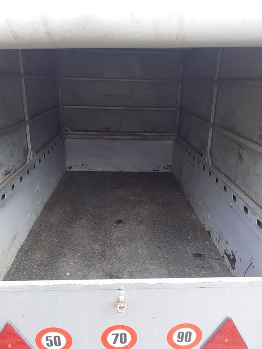 Remorca auto cu masa de 750 kg