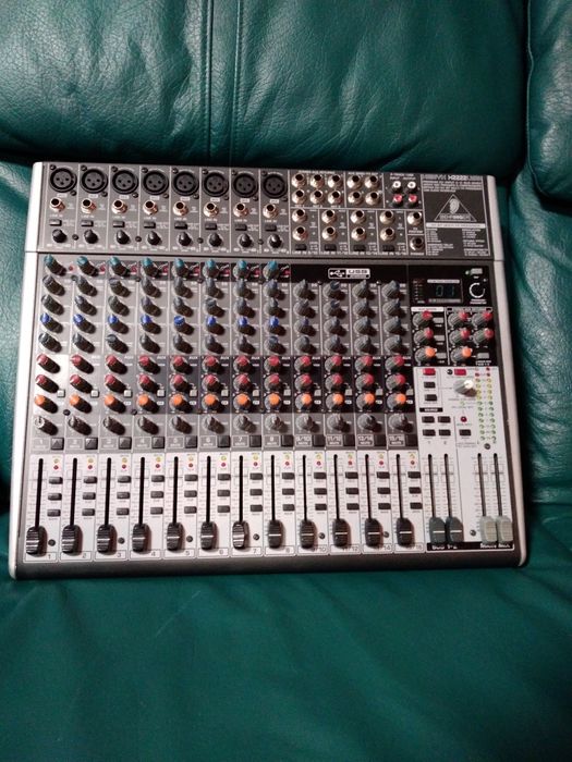Mixer behringer xeny x 2222 usb.