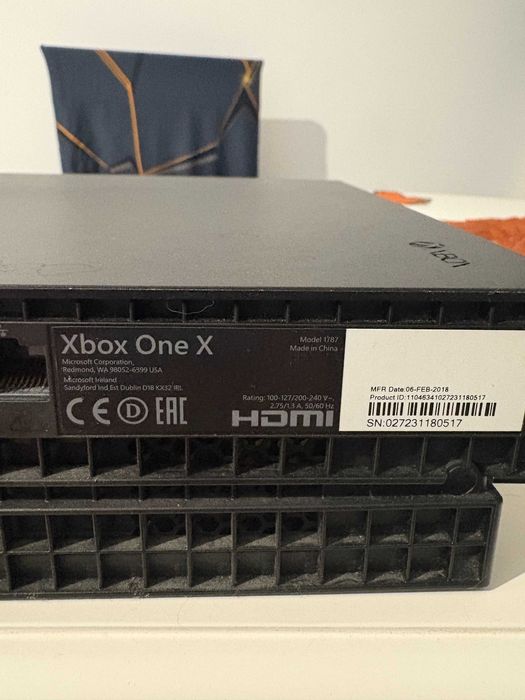Xbox One X 1TB Perfecta  Stare