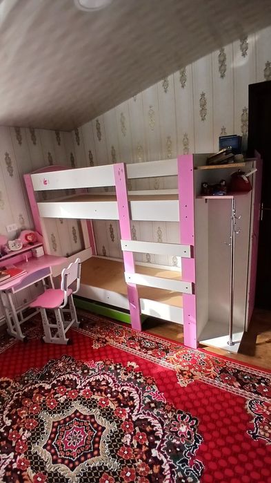 Ikki qavatli krovat stol va stuli bilan. Кровать двухэтажный с столи с