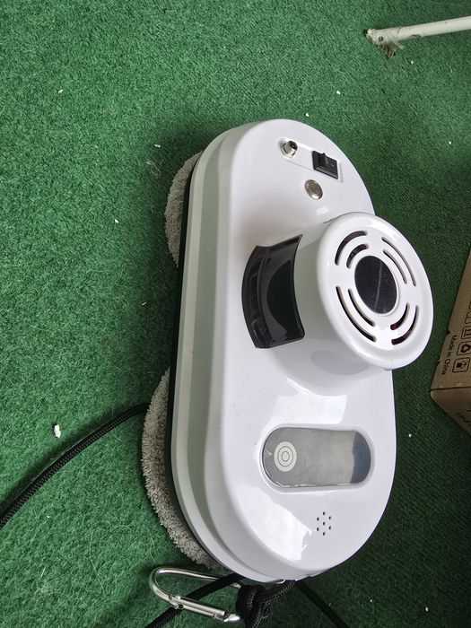 Робот за прозорци с дистанционно