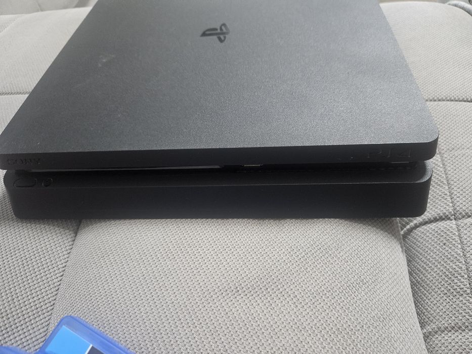 Vând PlayStation 4