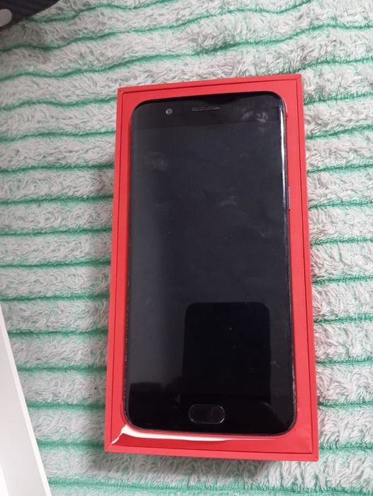 One plus A5000 64гб очень хороший не логает