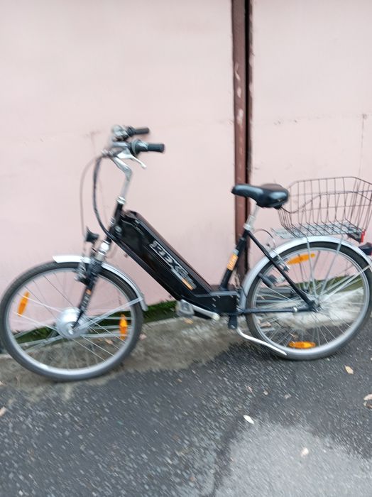Bicicletă electrică cu baterie nouă.