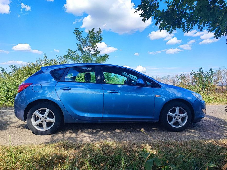 Opel Astra J 2011 – benzinar aspirat 1.6, 116 cai, culoarea cerului