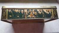 Стара метална кутия със снимки на фюрера и негови приближени