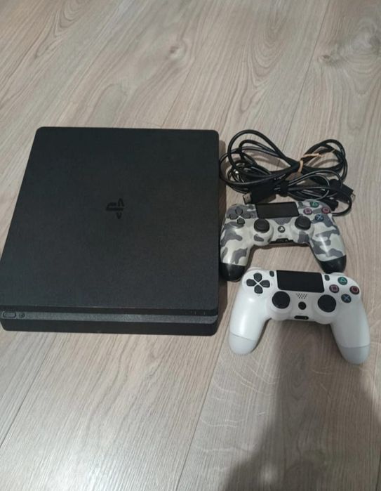 Vând PS4 Slim 600 GB cu 2 manete la 550 lei