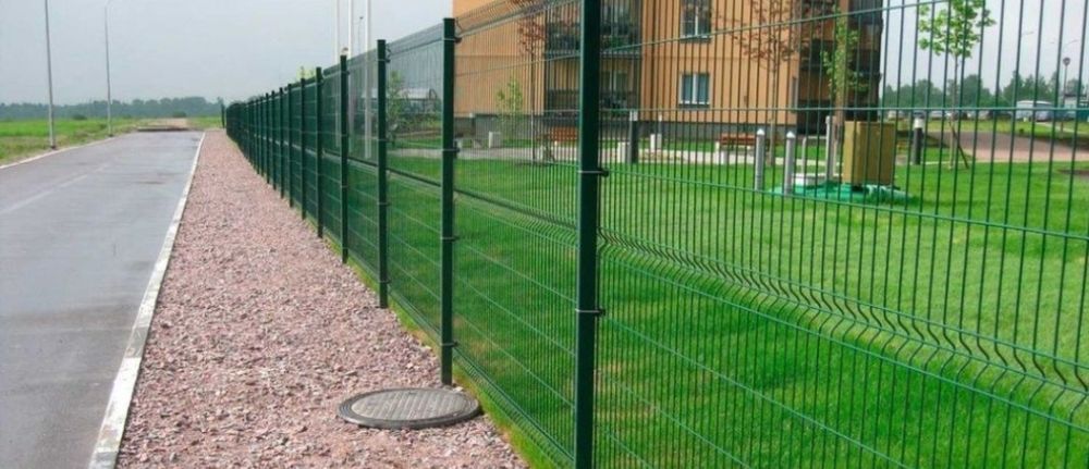 Vând gard din plasa bordurata cu fundație sau pilon de beton