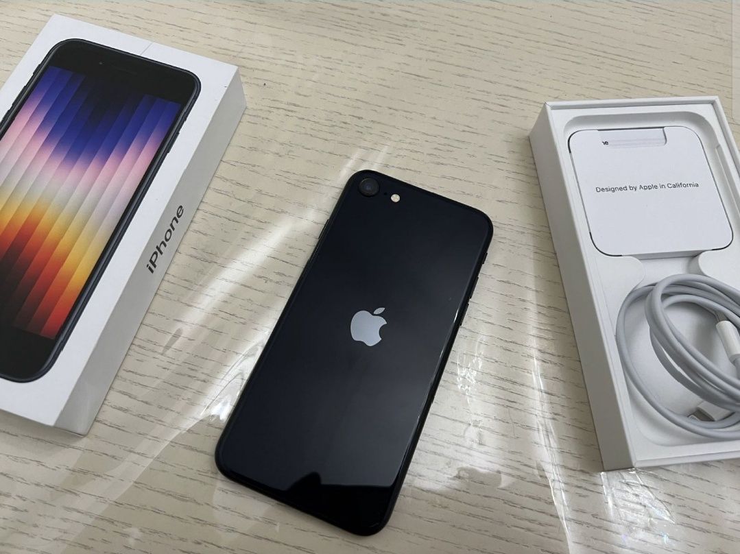 iPhone Se 2022 black 3 поколения