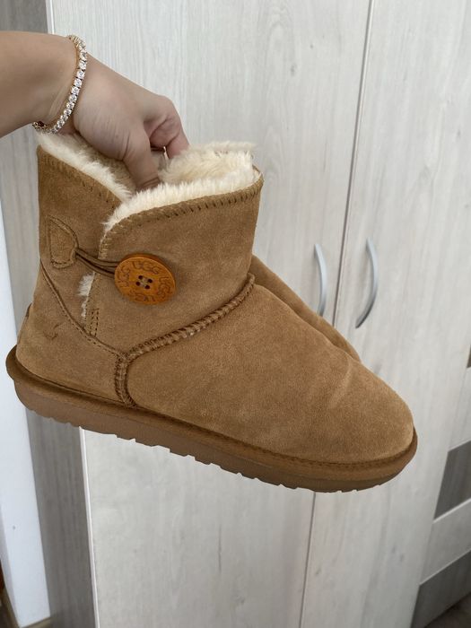 Ghete UGG cu nasture si blanita