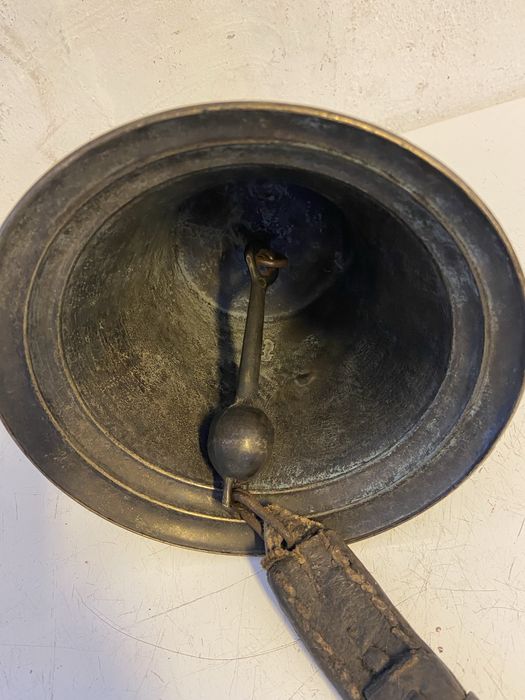 Поставка за цветя и камбана стари бронз