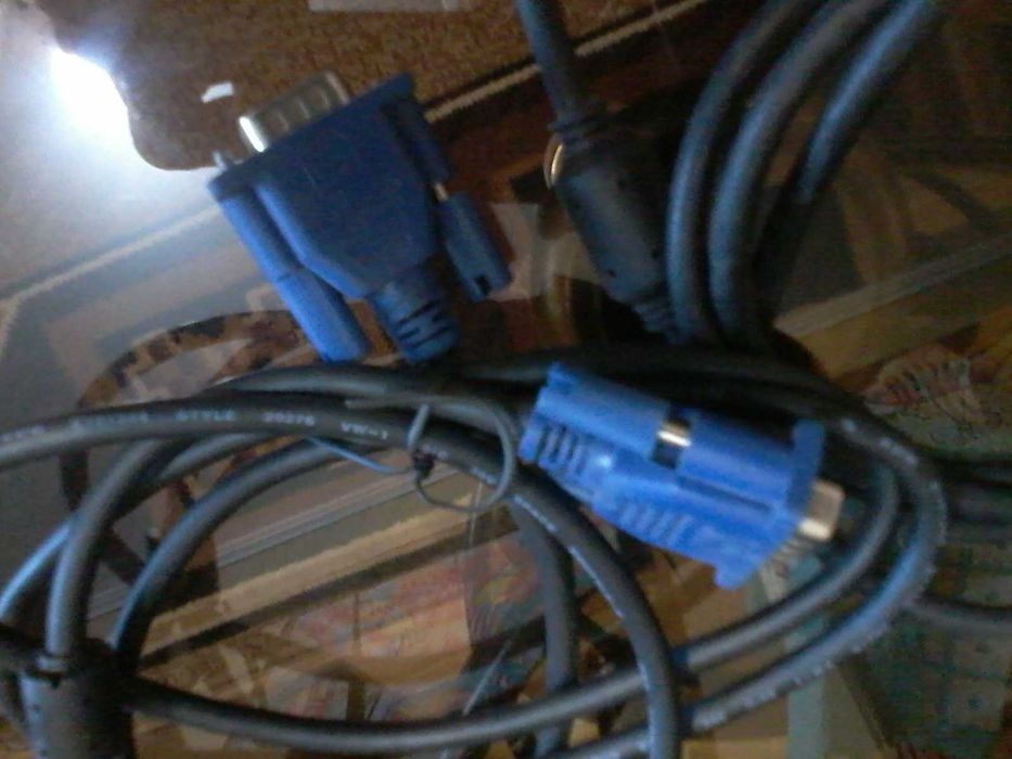 разные комплектующие- Шнуры, наушники, блоки питания !