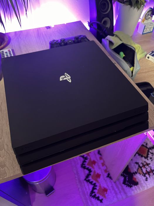 Ps 4 pro 1 tb cu doua manete perfect functional