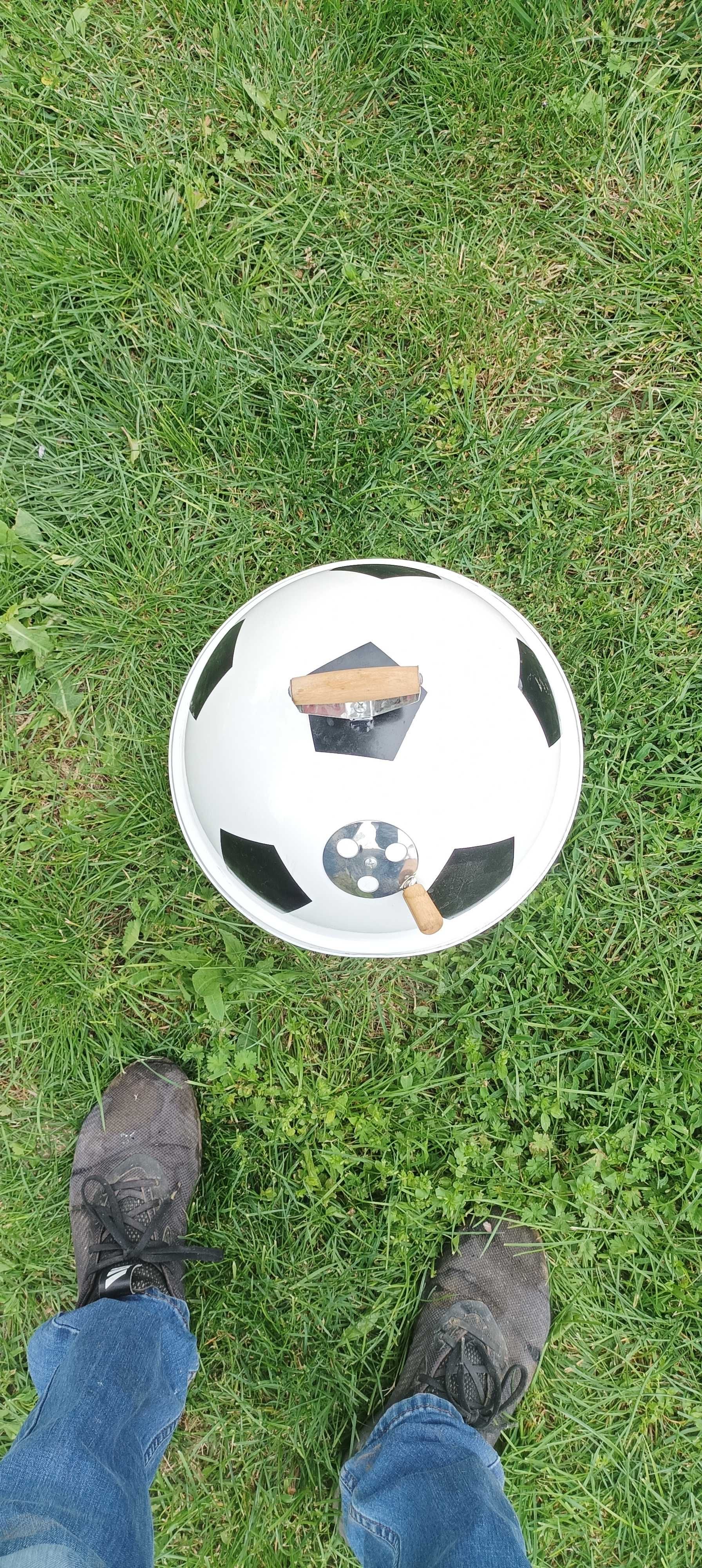 Барбекю футболна топка