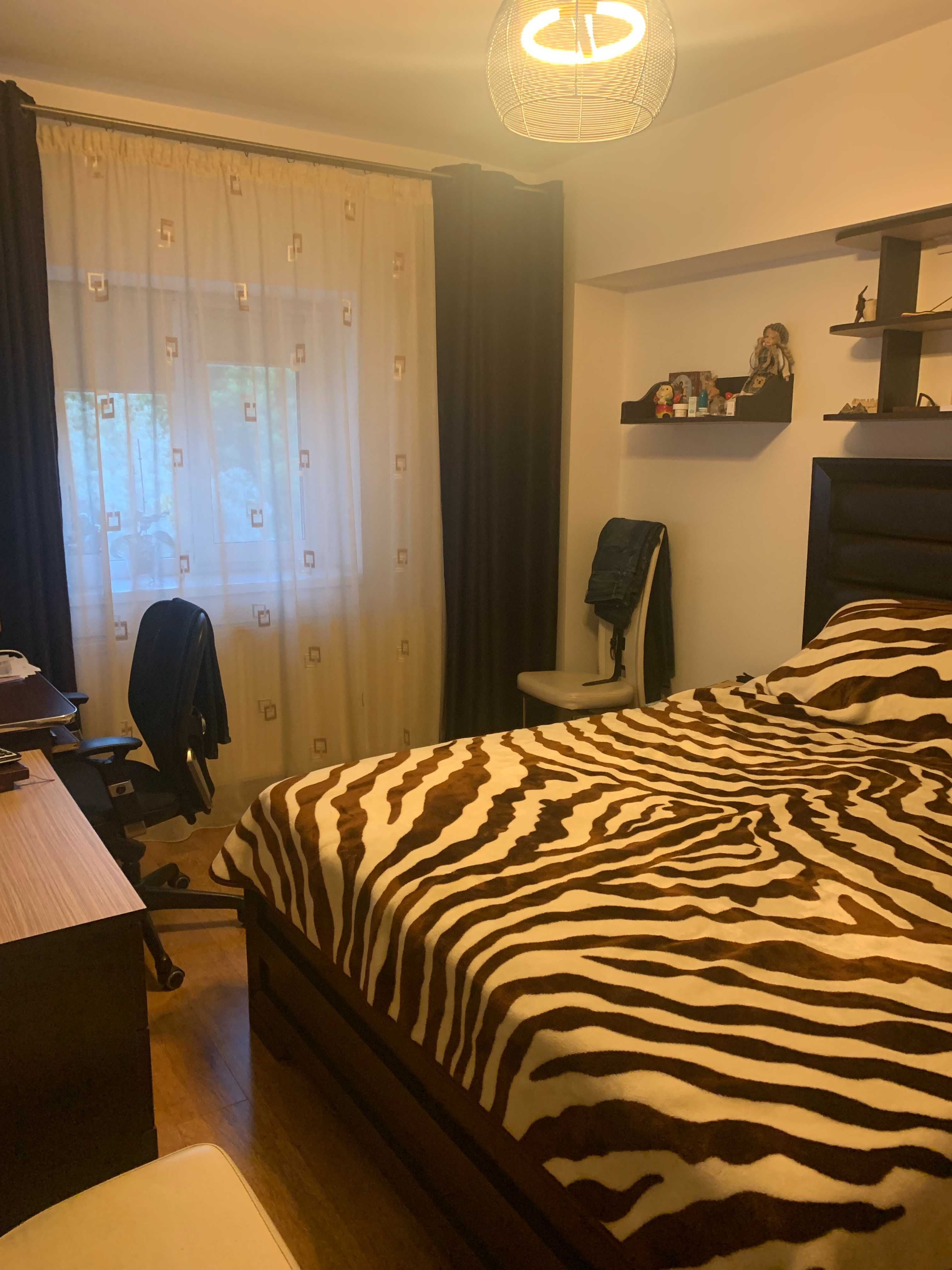 Vand apartament cu 3 camere, et. 2, zona Centaur