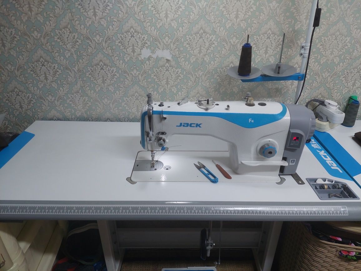 Прямострочная швейная машина Jack в идеальном состоянии