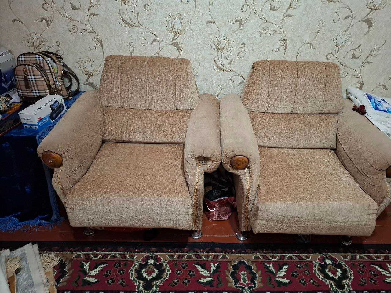 Divan, kreslo sotiladi