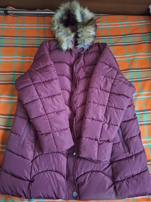 Продавам дамско дълго зимно яке бордо с пух на качулката, размер 5XL.