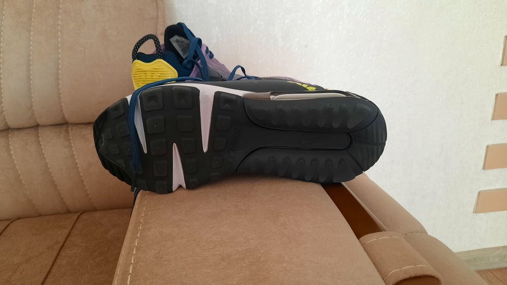 Женские кроссовки 36