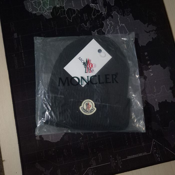 Caciula Moncler neagra