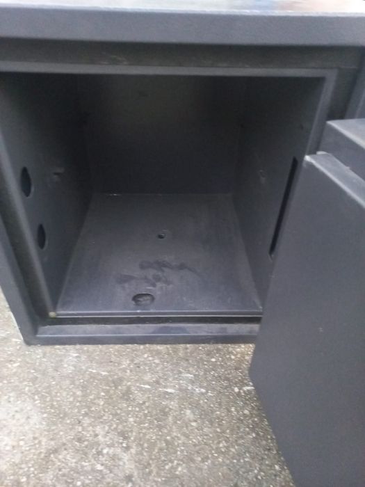 Seif metalic profesional cu închidere electronică – 2 bucăți disponibi