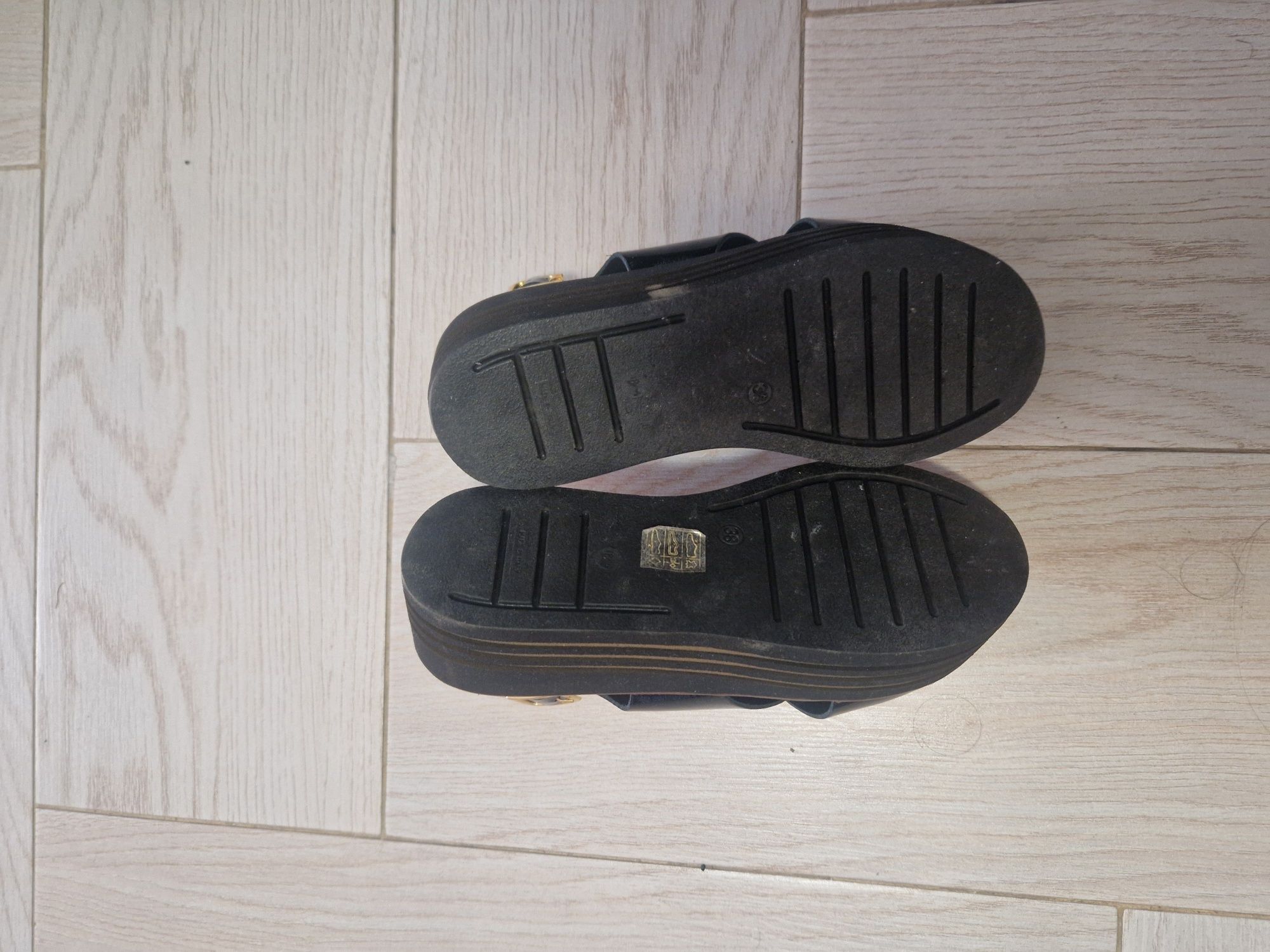 Sandale din piele lacuita, marimea 38, noi