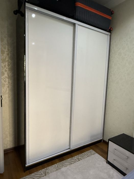 Комплект мебель сотилади