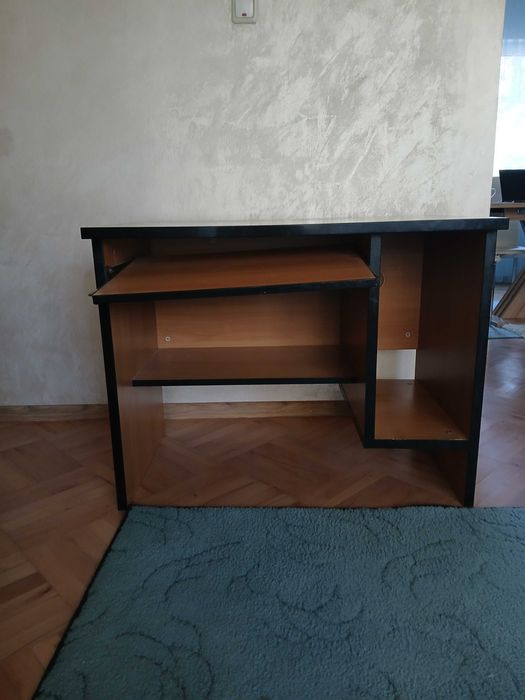 Практично компютърно бюро – идеално за офис или дом“