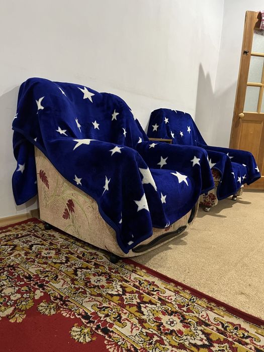 Продам два кресла в идеальном состоянии  за 15 тысяч . Имеются 2 тумбы