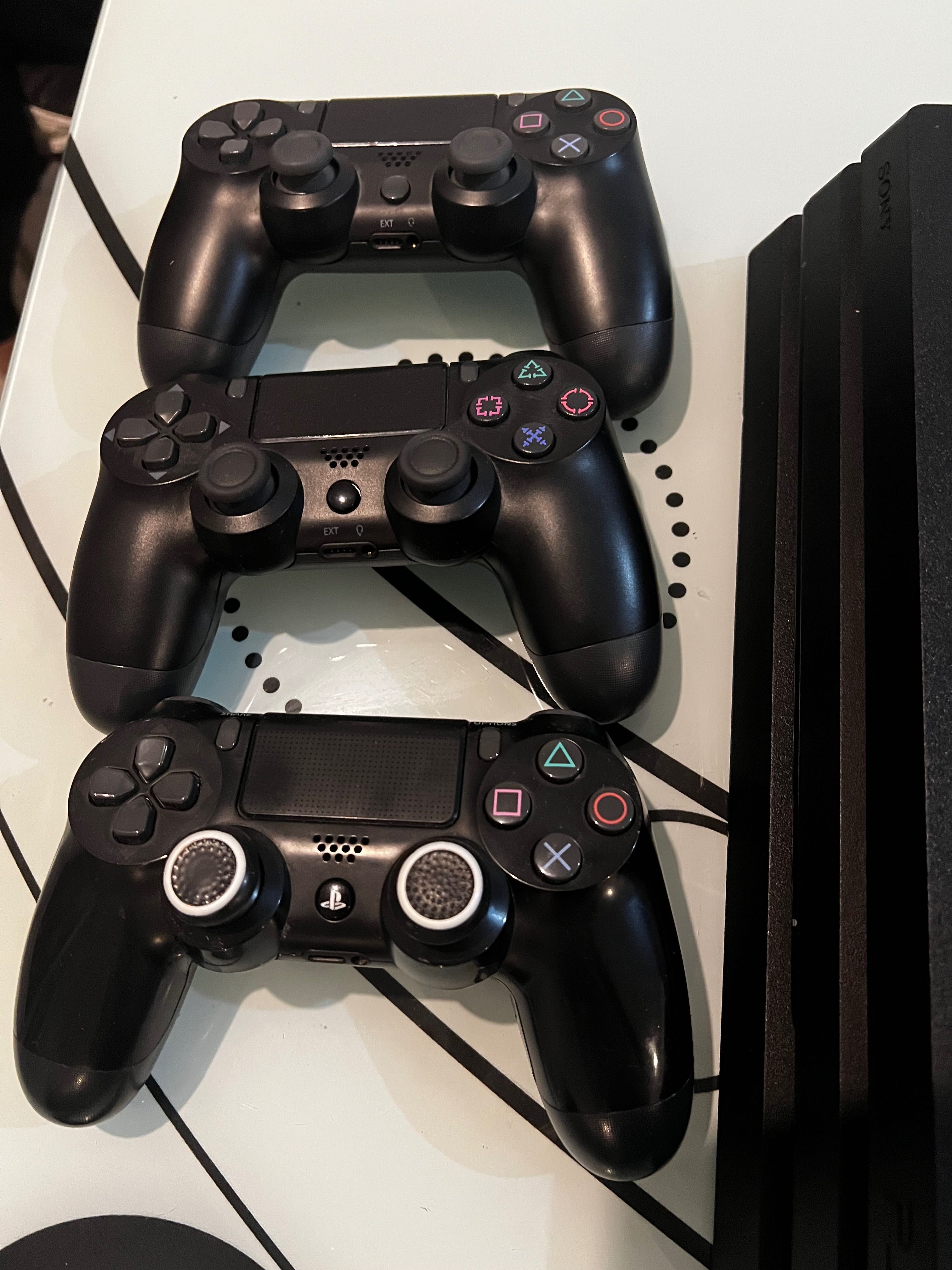 PS 4 Pro ,1Tr+8 jocuri+ 3 console